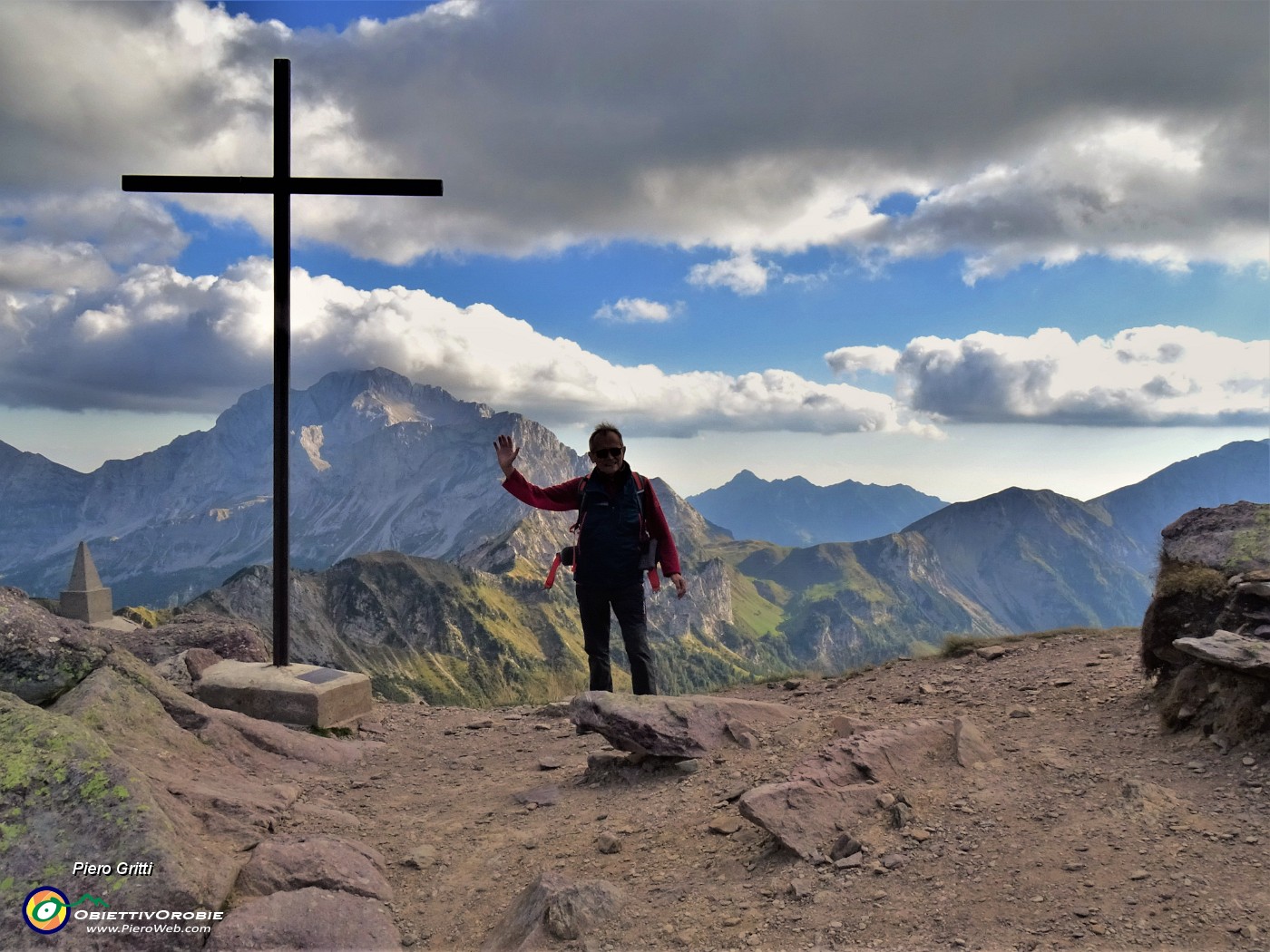68 Alla croce del Passo di Mezzeno (2144 m) con vista in Arera (2512 m).JPG